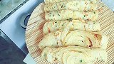 葱油饼好吃有诀窍，和面是关键，多加一样食材，香酥柔软又多层