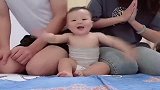 儿子被爸爸妈妈恶搞，还乐呵呵的