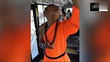 二货和尚坐公交,笑翻一车人太搞笑了