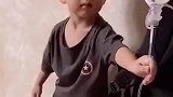 爸爸坐客厅打吊瓶，没想到儿子竟给拔掉