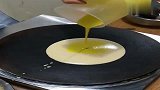 点了一份煎饼果子，眼前的一幕让我恐慌，这还是我三块五的煎饼吗