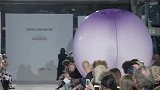 女模特穿“气球”走秀，不料气球泄气，观众瞬间沸腾了