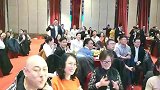 全场就你站着，我的目光却被你晃动的小辫子吸引了