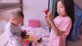 姐姐陪弟弟玩玩具，弟弟全程都很听话，网友感叹：有个姐姐真好！