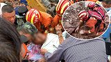 雅安暴雨引发山洪冲毁房屋多人被困 消防徒手刨土救出一老人