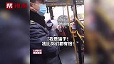 有人装穷乞讨耿直工作人员在一旁拿大喇叭硬核喊话