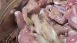 这么新鲜的牛蛙，在盆里都活蹦乱跳的