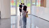 女子遭遇尾随，巧用地形化解危机