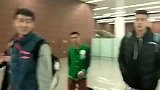 CBA-1516赛季-球迷机场迎接辽篮三将 郭少手缠绷带贺天举表情沉重-新闻