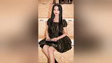 杨超越暗黑风格现身巴黎，国外记者大呼，网友：点赞