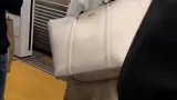 日本地铁早高峰，多少人的噩梦！