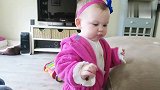 爸妈休假一天,小姨接管Emilia,宝宝变得文静了许多