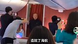 海航26周年之际，陈峰化身“店小二”：再次登机为旅客端茶倒水