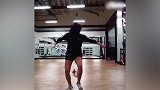 大妹子健身房秀脚法 这球感一般人真比不了