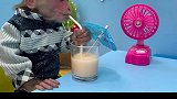 小猴子比比自己榨果汁，仪式感满满创意十足