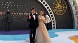 杜江、霍思燕亮相红毯，夫妇两人手牵手甜蜜无比