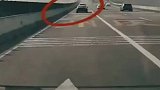 前车突变道，后车怒吼