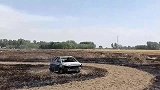 小麦还没收完就失火了，小轿车也跟着火灾一起报废！