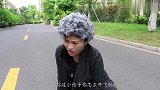 一阿姨街头碰瓷,没想碰到了纸飞机,太搞笑了