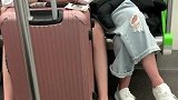地铁上拍到一个姑娘，身材颜值没的说，这气质怕是大哥的女人吧