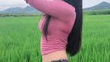 农村网红美女在地里尬舞，舞姿精彩好看，真不愧是村花