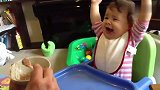 爸爸喂饭一个劲逗娃，饿坏了的宝宝立马拍桌子发火：还不快点喂我
