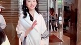 景甜酒红色礼服好贵典雅，真是美到我了