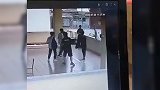 头朝下直接栽到围墙外！男生练习跳投不慎坠楼？