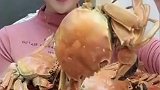 冒着热气的螃蟹，妹子你还是先别吃了，小心烫嘴
