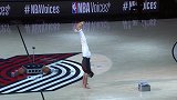 NBA中场搞笑表演 吉娃娃：宝宝累了 要抱抱才能起来