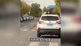 女子趴挡风前,男子开车径直走?网友直言别拿命开玩笑,交警回应
