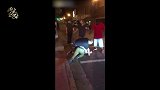 醉酒男子惹事遇到高手，被一拳KO打到了马路上！