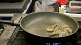 韩国路边快餐车，牛排大虾，这份夜宵很过瘾