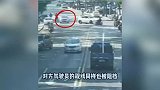 女子转弯撞直行车反问“为什么我全责？”交警：不是谁伤谁有理