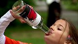 看见未成年喝酒，这个美女也不知道劝一劝，过分！