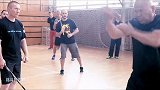 练习短棍术，提高自己的反应能力，在逆境时也可作为防身，可替代物品：物品，木棍，卷起的杂志，书本等等格斗