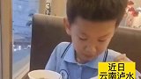 爸爸对推销员态度不好，小男孩哭着对爸爸说了一番话