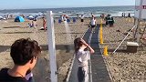 国外恶搞：露天淋浴后妹子后悔了，最后还被喷了一脸