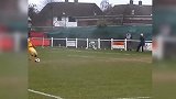 看着都疼！门将丢球后拿自己开刀 脑袋砸门柱哐哐直响
