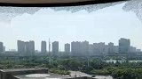 9楼玻璃自爆砸伤楼下一家三口 业主：小区已有50家窗玻璃自爆