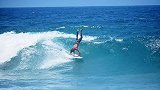 墨西哥：一男子巨浪中表演“倒立冲浪” 惊险绝技令人赞叹