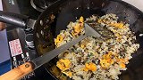 这样做出来的蛋炒饭才好吃“咸菜蛋炒饭”小孩也爱吃