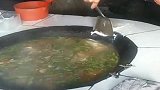 作为一个北方人，我实在不知道这是什么吃法，这一锅是什么“鬼”
