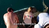 男子在海边散步，突然脚底一阵剧痛，将镜头放慢50倍找到真凶！