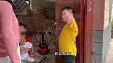 老师突然上门检查作业，学生我家的狗见人就咬，你快走吧！