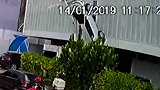 惊险！女司机错把油门当刹车 连人带车从3楼掉下
