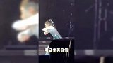 王铮亮女儿首次公开表演，球球腰肢柔软自信大方，父女俩台上相拥