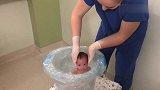 新生婴儿放入水中，以为自己还在肚子里，整个画面把人萌化了