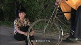橄榄树小情侣秀恩爱，怎料被人打断，直接拔腿就去揍他