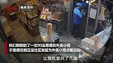深夜接暖心订单 外卖员路边过生日